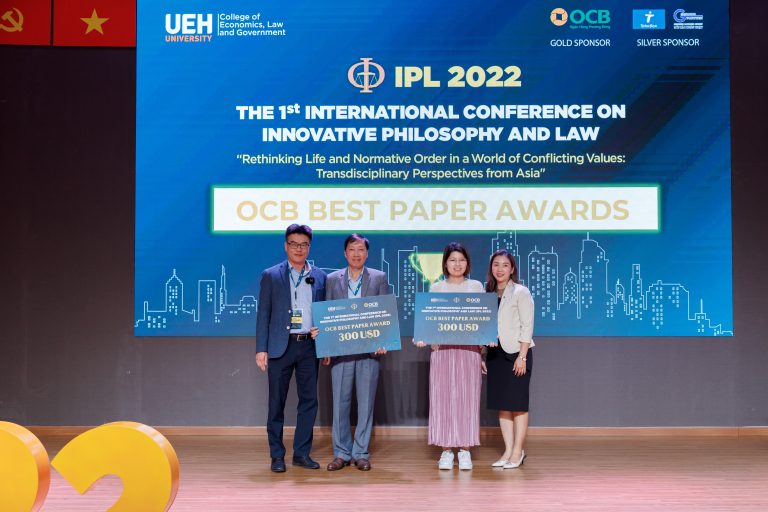 Best Paper Awards - Dr. Wang Xiaomei (China) and Associate Professor Tran Van Nam (National Economics University, Hanoi).